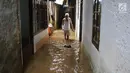 Pemandangan saat warga membersihkan rumah mereka akibat banjir yang melanda Kampung Melayu, Jakarta Timur, Senin (25/6). Air mulai merendam rumah warga sekitar pukul 04.00 WIB. (Liputan6.com/Arya Manggala)