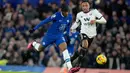 Pemain Chelsea Noni Madueke berebut bola dengan pemain Fulham Kenny Tete (kanan) pada pertandingan sepak bola Liga Inggris di Stadion Stamford Bridge, London, Inggris, 3 Februari 2023. Chelsea ditahan imbang Fulham 0-0. (AP Photo/Kirsty Wigglesworth)