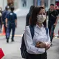 Seorang pria menjual masker di tengah kekhawatiran akan penyebaran virus corona COVID-19, di Kuala Lumpur, Malaysia, Kamis, (13/2/2020). Pasien pertama adalah turis China yang masuk ke Johor setelah melintasi Singapura. (AFP/Mohd Rasfan)