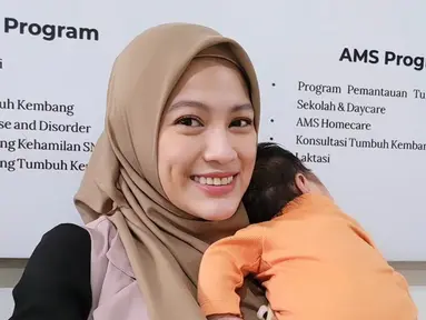 Ini unggahan Alyssa Soebandono pada 22 Mei 2024 lalu tepat saat Baby Lia berusia 1 bulan. Artis berusia 32 tahun ini fokus mengurus dan memberikan ASI eksklusif untuk Baby Lia. Selain itu, Alyssa juga rutin untuk konsultasi tumbuh kembang si kecil. Satu bulan usai melahirkan buah hati ketiganya, paras istri Dude Harlino ini dipuji makin cantik dan memesona. (Liputan6.com/IG/@ichasoebandono)