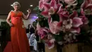 Seorang kontestan berjalan di atas catwalk saat mengikuti kontes kecantikan untuk wanita lansia menjelang Hari Ibu, di Sao Paulo, Brasil (10/5). Acara ini sukses diikuti oleh lebih dari 200 peserta. (AFP/Nelson Almeida)