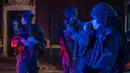 Pasukan Pertahanan Afrika Selatan dan polisi saat berpatroli selama lockdown di pusat kota Johannesburg, Afrika Selatan, Jumat (27/3/2020). (AP Photo/Jerome Delay)