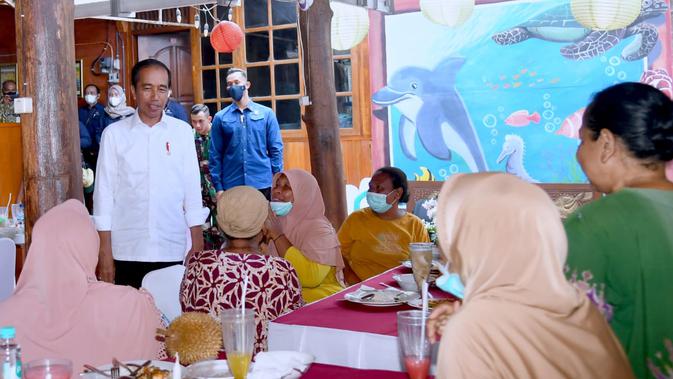 <p>Presiden Jokowi mendadak mengajak warga yang berada di depan restoran untuk makan siang bersama. Momen ini terjadi di tengah kunjungan kerja Jokowi di Kecamatan Randublatung, Kabupaten Blora, Jawa Tengah. (Foto: Rusman - Biro Pers Sekretariat Presiden)</p>