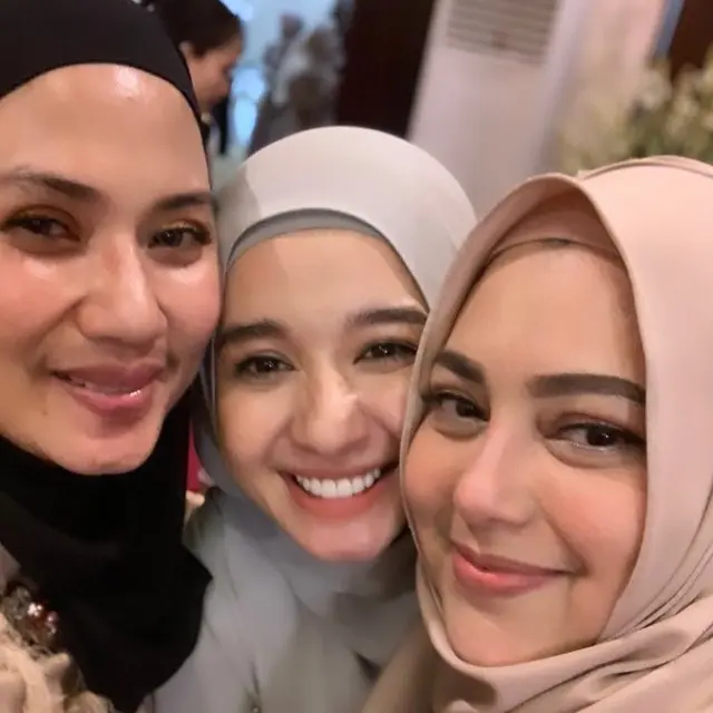6 Potret Laudya Cynthia Bella di Acara Lamaran Sahabatnya, Makin Memesona
