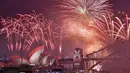 Kembang api memancar di atas Sydney Harbour Bridge dan Opera House saat perayaan Tahun Baru di Australia (1/1/2016). (AFP Photo / Peter Parks)