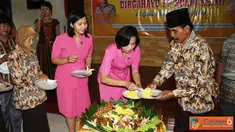 Citizen6, Kendal: Ketua PP Polri Pusat Jendral Purnawirawan Roesmanhadi menyampaikan, organisasi masyarakat atau Ormas, PP Polri di usia keduabelas ini harus meningkatkan konsolidasi dan komunikasi dengan seluruh elemen bangsa.(Pengirim: Aryo Widiyanto)
