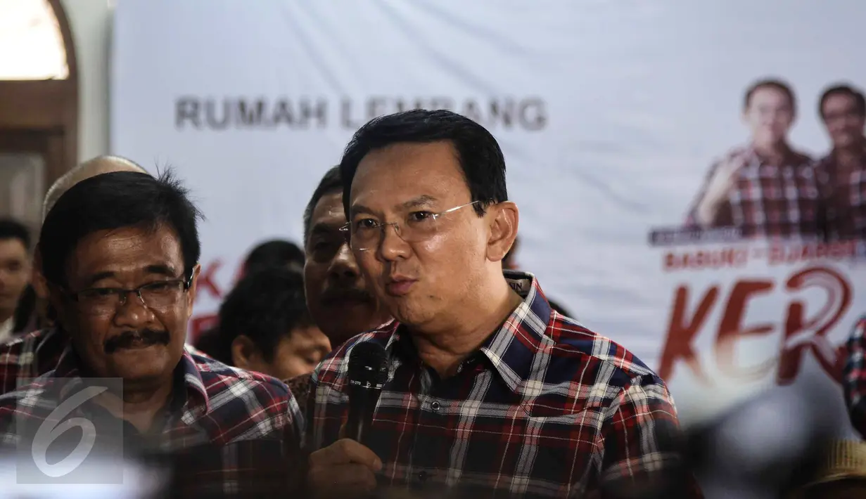 Cagub dan cawagub DKI Jakarta,  Basuki Tjahja Purnama (Ahok) dan Djarot Saiful Hidayat memberikan keterangan di Rumah Lembang, Jakarta, Rabu (16/11). Ahok menerima penetapan dirinya sebagai tersangka kasus penistaan agama. (Liputan6.com/Faizal Fanani)