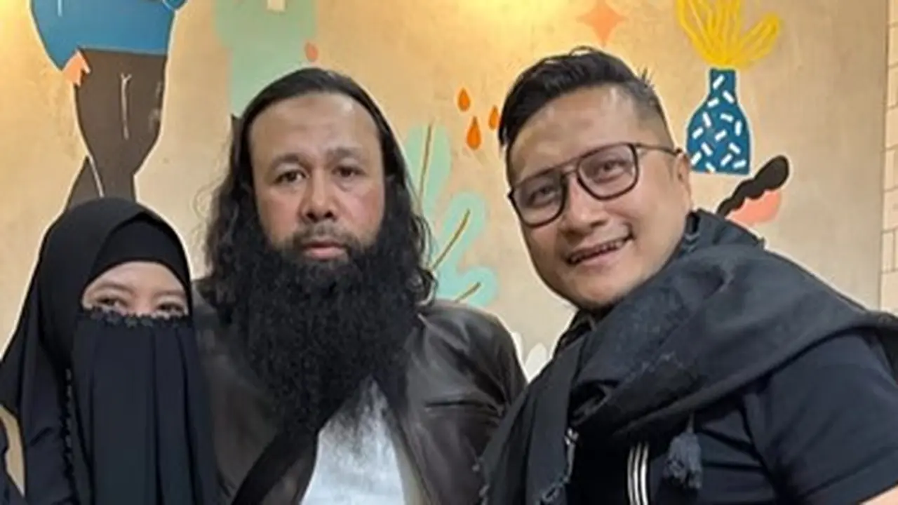 Arie Untung bersama pasangan Peggy Melati Sukma dan Reza Abdul Jabbar (Instagram/ariekuntung)