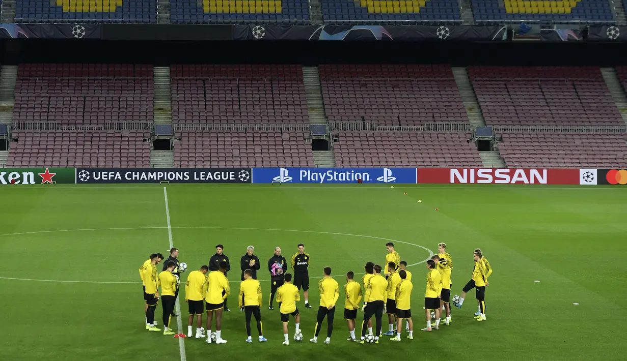 Para pemain Borussia Dortmund menghadiri sesi latihan tim di stadion Camp Nou di Barcelona (26/11/2019). Dortmund akan bertanding melawan Barcelona pada Grup F Liga Champions. (AFP Photo/Josep Lago)