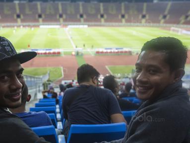 Pemain Timnas Indonesia, Evan Dimas bersama Ilham Udin Armaiyn, menonton laga Liga Premier Malaysia antara Felcra FC melawan PDRM di Stadion Shah Alam, Selangor, Jumat (2/2/2018). Kedua klub bermain imbang 1-1. (Bola.com/Vitalis Yogi Trisna)