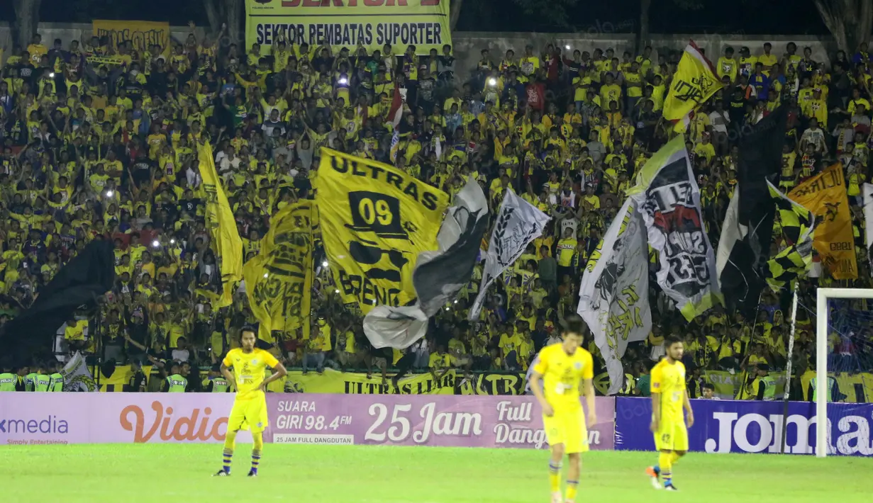 Suporter Gresik United memberikan dukungan kepada timnya sat melawan Sriwijaya FC pada laga Torabika SC2016 di Stadion Tridarma Gresik, Minggu (12/6/2016).  (Bola.com/Nicklas Hanoatubun)