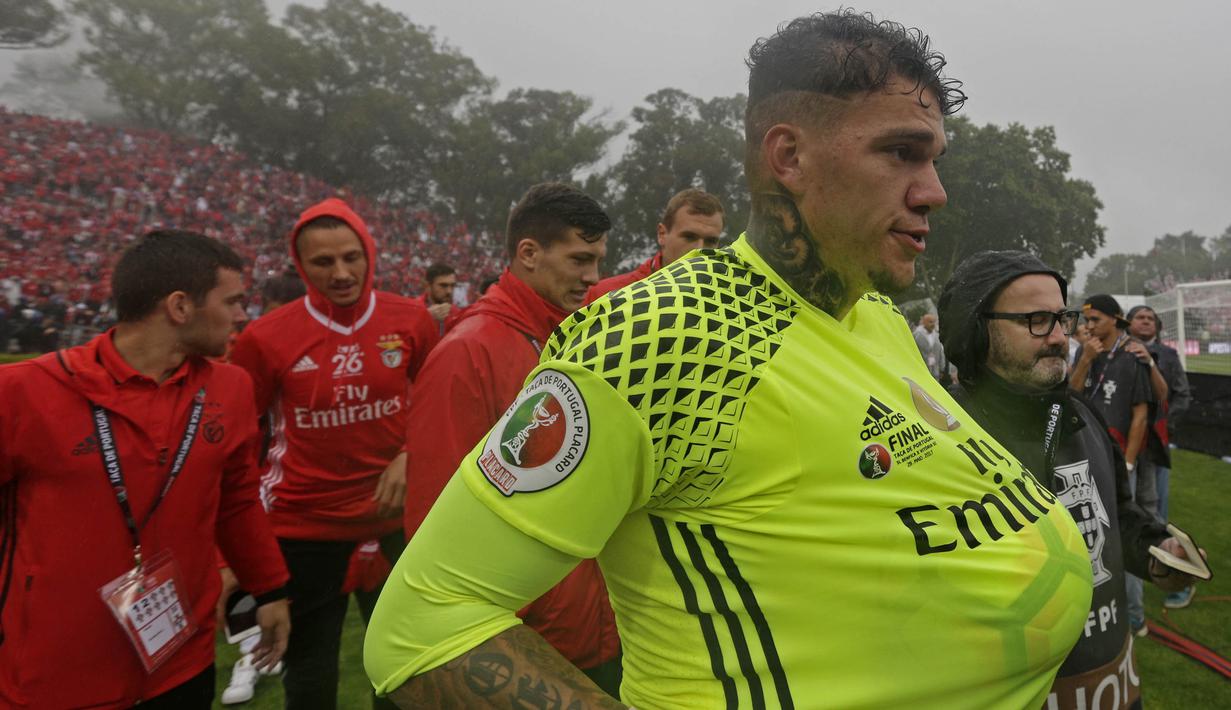 Kiper Benfica, Ederson Moraes, merayakan keberhasilan meraih gelar Piala Portugal usai mengalahkan Victoria SC di Stadion Jamor, Oeiras, Minggu (28/5/2017). (AFP/Jose Manuel Ribeiro)