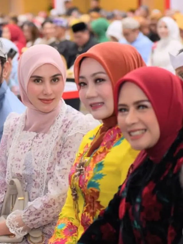 Syahnaz Sadiqah saat Hadir di Hari Jadi Jawa Barat dengan riasan flawless. [@syahnazs]