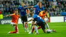 Gelandang Estonia, Martin Miller dan penyerang Belanda, Donyell Malen (kanan) berebut bola saat bertanding dalam kualifikasi Grup C Euro 2020, di Tallinn, Estonia, Senin (9/9/2019). Belanda mengalahkan Estonia dengan skor 4-0. (Raigo Pajula/AFP)