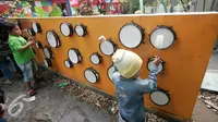 Sejumlah anak bermain alat musik di Taman Pintar Yogyakarta, Selasa (12/7). Meski liburan lebaran telah berahir, liburan sekolah masih menyisakan satu pekan. (Liputan6.com/Boy Harjanto)