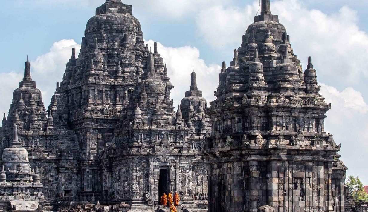 Para biksu Buddha mengunjungi Candi Sewu, bagian dari Kompleks Candi Prambanan yang termasuk dalam Situs Warisan Dunia UNESCO, saat mereka berpartisipasi dalam perjalanan spiritual Indonesia Walk of Peace (IWOP 2026) di Klaten, Jawa Tengah, pada Jumat 29 Mei 2026. Mereka berjalan sejauh 660 kilometer selama 20 hari dari Pulau Bali ke Candi Borobudur di Magelang, Jawa Tengah, untuk merayakan Hari Waisak. (DEVI RAHMAN/AFP)