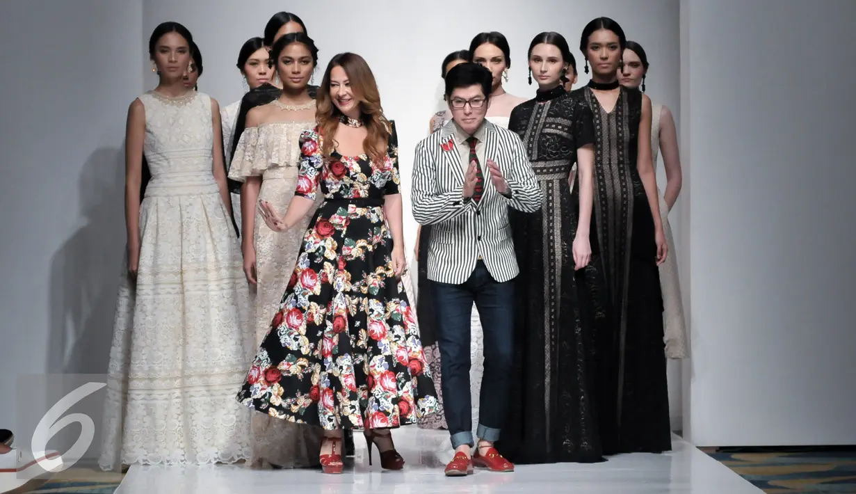 Sebastian Gunawan bersama para modelnya usai menampilkan karya berlabel Votum dalam peragaan busana Ikatan Perancang Mode Indonesia (IPMI) Trend Show 2017 di Senayan City, Jakarta, Kamis, (10/11). (Liputan6.com/Yoppy Renato)