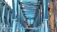 Pekerja menyelesaikan proyek Jalan layang Ciledug-Tendean di Jakarta, (28/1). Kepala Badan Perencanaan Pembangunan Nasional (Bappenas) Sofyan Djalil dan pemerintah menargetkan realisasi pembangunan 225 proyek infrastruktur. (Liputan6.Com/Angga Yuniar)