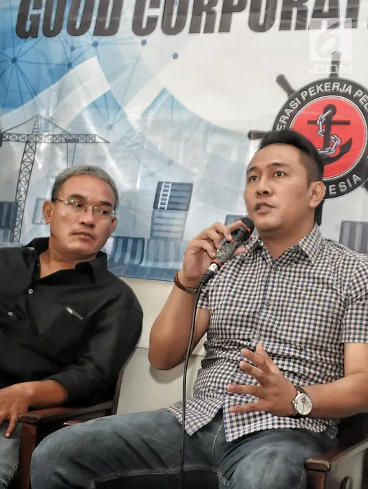 Ketum FPPI Nova Sofyan Hakim memberi keterangan saat konferensi pers, Jakarta (16/1). Tata kelola pelabuhan tersebut berorientasi kepada aturan UU dalam kasus kontrak JICT dan juga kontrak TPK Koja yang habis Oktober 2018. (Liputan6.com/Faizal Fanani)