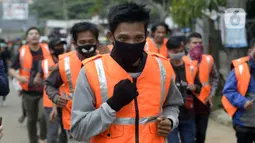 Warga pelanggar PSBB dihukum berlari saat terjaring Operasi Yustisi yang digelar petugas gabungan di BSD, Tangerang Selatan, Banten, Rabu (16/9/2020). Sanksi sosial lari sejauh 800 meter diberikan kepada warga pelanggar PSBB untuk memberikan efek jera. (merdeka.com/Dwi Narwoko)