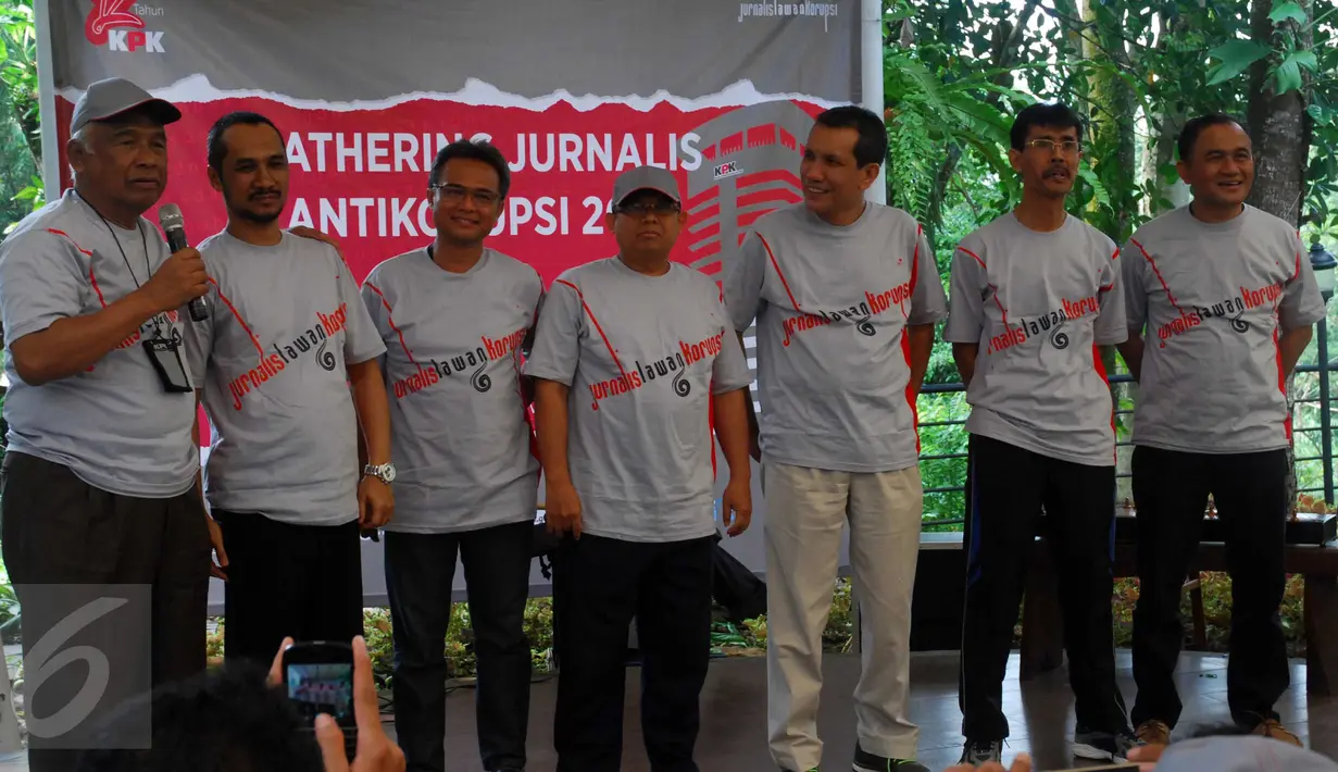 Ketua nonaktif Komisi Pemberantasan Korupsi (KPK) Abraham Samad (kedua kiri) dan Taufiqurahman Ruki (kiri) menghadiri acara Media Gathering di Camp Hulu Cai, Desa Tapos, Ciawi, Bogor, Jumat,(20/11). (Liputan6.com/Helmi Afandi)