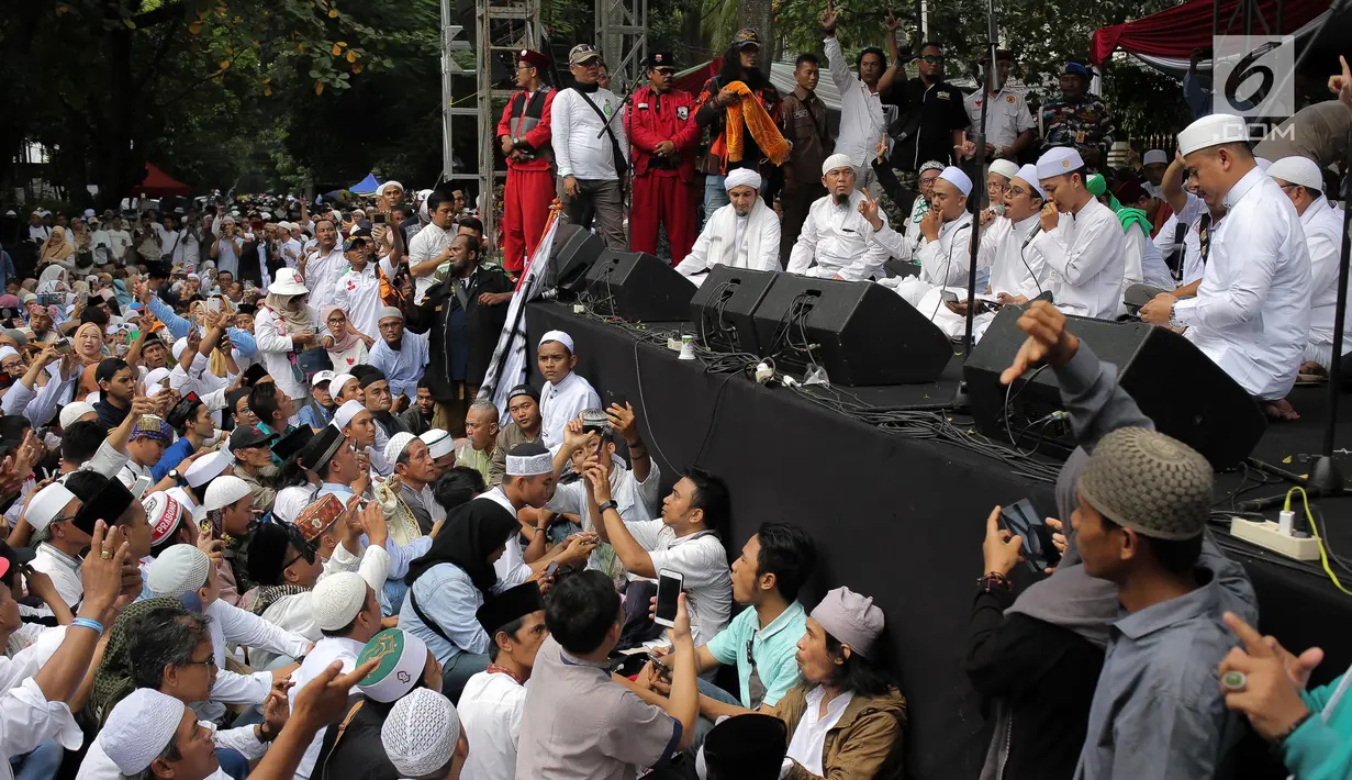 Suasana syukuran kemenangan Capres-Cawapres 02 Prabowo Subianto-Sandiaga Uno di Kertanegara, Jakarta, Jumat (19/4). Acara dengan tema gema nisfu sya'ban sekaligus ucapan syukur kemenangan Prabowo-Sandiaga dihadiri ribuan pendukung. (Liputan6.com/Faizal Fanani)
