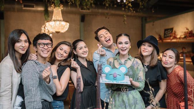 Teman-teman terdekat Luna Maya juga hadir dalam pesta ulang tahun. Seperti Maia Estianty, Ayu Dewi, Eric Tjandra, Aming, dan Dena Rachman. (Liputan6.com/IG/@imagenic)