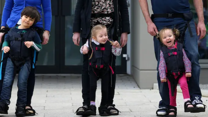 Haru, Ibu Ini Buat 'Harness' untuk Anaknya yang Difabel