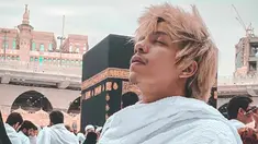 Mengucapkan Selamat Lebaran kepada para peggemarnya. Atta Halilintar mengunggah foto dirinya yang sedang mengelilingi kabbah dengan khusyuk. (Liputan6.com/IG/attahalilintar)