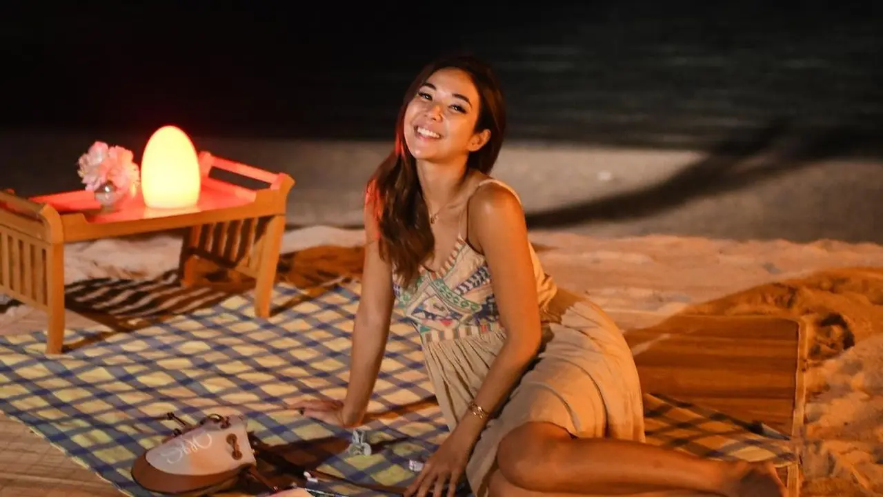 8 Inspirasi Outfit Gisella Anastasia Saat Menikmati Liburan, Mulai dari Backless Top hingga Dress Tropikal