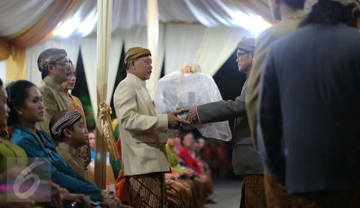 Prosesi Midodareni Gibran Rakabuming putra sulung Presiden Joko Widodo di kediaman calon mempelai wanita, Selvi Ananda Putri, Solo, Rabu (10/6/2015). (Liputan6.com/Faizal Fanani) 