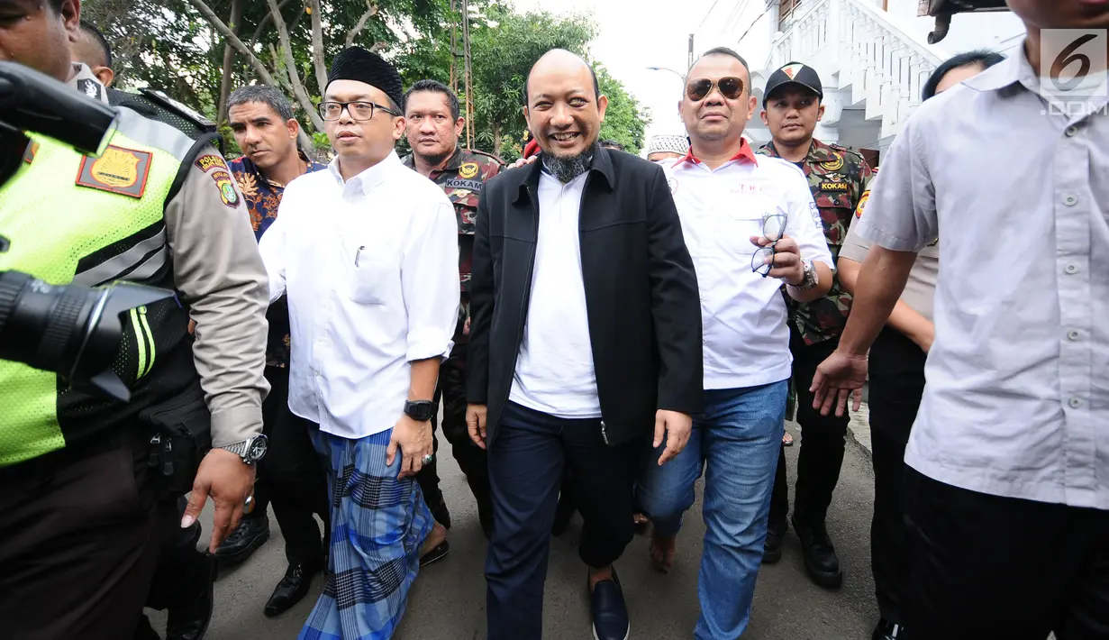 Penyidik KPK, Novel Baswedan (tengah) berjalan menuju kediaman di kawasan Kelapa Gading, Jakarta, Kamis (22/2). Novel kembali dalam proses pemulihan sambil menunggu jadwal operasi tahap kedua. (Liputan6.com/Helmi Fithriansyah)