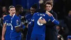 Pelatih Chelsea, Mauricio Pochettino membuat rekor dengan menurunkan skuad termuda sepanjang sejarah yang pernah diturunkan The Blues di Premier League Liga Inggris saat menang 2-1 atas Crystal Palace pada laga pekan ke-19 Premier League musim 2023/2024, Rabu (27/12/2023) malam waktu setempat. Rata-rata, usia pemain Chelsea dalam laga tersebut adalah 23 tahun dan 21 hari dan menduduki peringkat ke-8 sebagai skuad termuda sepanjang sejarah Premier League. Dari total 16 pemain Chelsea yang tampil, terdapat 4 pemain termuda yang berusia di bawah 21 tahun. Siapa saja? Berikut daftar keempat pemain tersebut. (AFP/Glyn Kirk)