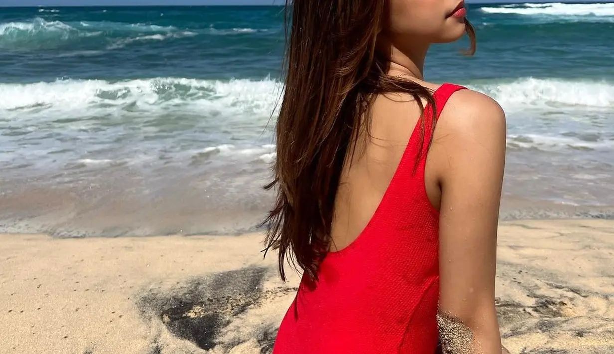 Sama seperti sebelumnya, swimsuit tersebut juga memiliki detail backless yang mengekspos punggung Naura. (Instagram/naura.ayu).
