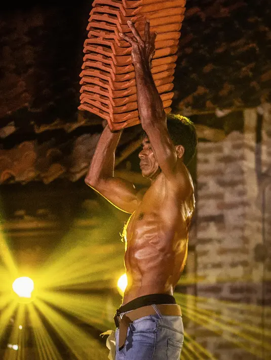 Tradisi yang sudah berlangsung sejak tahun 2015 ini menjadi medium kreatif para perajin ataupun pekerja pabrik menarik perhatian publik terhadap nasib industri genteng tanah liat. (Aditya Irawan/AFP)