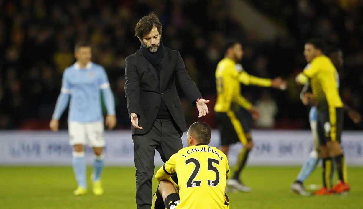 Pelatih Watford, Quique Sanchez Flores memberi semangat kepada anak asuhnya, Jose Holebas a usai kalah dari Manchester City pada lanjutan Liga Premier Inggris di Stadion Vicarage Road, Inggris, Minggu (3/1/2016) dini hari WIB. (Reuters/Paul Childs)