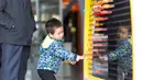 Seorang anak menjajal sebuah perangkat yang dipamerkan di Museum Ilmu Pengetahuan dan Teknologi Nanjing saat Pekan Ilmu Pengetahuan dan Perdamaian Internasional di Nanjing, Provinsi Jiangsu, China timur (11/11/2020). (Xinhua/Zhang Meng)