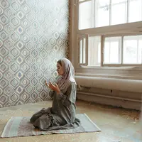 Ilustrasi muslimah, memanjatkan doa. (Foto oleh  Anastasia  Shuraeva: https://www.pexels.com/id-id/foto/wanita-muda-agama-dalam-ruangan-8749777/)