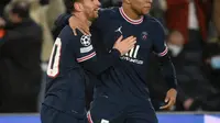 Pemain Paris Saint-Germain Lionel Messi (kiri) mendapat selamat dari Kylian Mbappe usai mencetak gol ke gawang Club Brugge pada pertandingan sepak bola Grup A Liga Champions di Parc des Stadion Princes, Paris, Prancis, 7 Desember 2021. Paris Saint-Germain menang 4-1. (FRANCK FIFE/AFP)