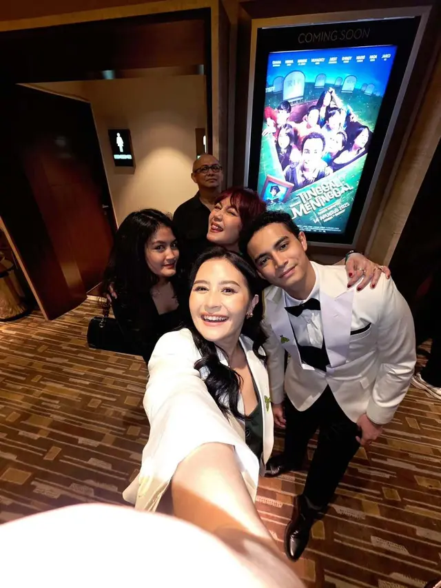 6 Gaya Prilly Latuconsina di Premiere 'Tinggal Meninggal', Kompak Bareng Keluarga Omara Esteghlal
