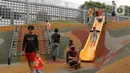 Anak-anak bermain di Taman Sambas Asri, Jakarta, Minggu (25/2/3024). (Liputan6.com/Herman Zakharia)