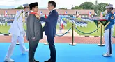 Foto selebaran yang diambil dan dirilis pada 29 Mei 2025 oleh Istana Kepresidenan ini menunjukkan Presiden Prancis Emmanuel Macron (kanan depan) menganugerahkan penghargaan Grand Croix de la LÈgion díHonneur kepada Presiden Indonesia Prabowo Subianto dalam kunjungannya di Akademi Militer, Magelang, Jawa Tengah, Kamis 29 Mei 2025. (Handout/Istana Kepresidenan Indonesia/AFP)