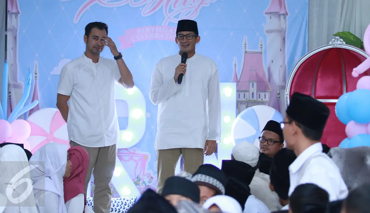 Sandiaga Uno memberikan testimoni saat menghadiri acara syukuran HUT Raffi Ahmad dan Nagita Slavina di Kawasan Cinere, Depok, Sabtu (18/2). (Liputan6.com/Herman Zakharia)