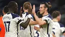 Penyerang Tottenham Hotspur, Gareth Bale dan Moussa Sissoko merayakan kemenangan atas Brighton & Hove Albion pada laga Liga Inggris di London, Minggu (1/11/2020). Tottenham menang dengan skor 2-1. (John Walton/Pool via AP)