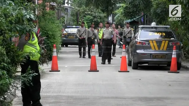 Sejumlah polisi berjaga di sekitar kediaman rumah penyidik KPK Novel Baswedan di Kelapa Gading, Jakarta Utara.