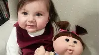 Seperti kembar, anak-anak kini punya boneka miripnya. (Foto: Daily Mail)