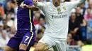 Gelandang malaga, Juan Carlos Perez Lopez (kiri) berusaha mengontrol bola dari kejaran gelandang Luca Modric pada Liga Spanyol di Santiago Bernabeu, Madrid, (26/9/2015). Madrid bermain imbang atas malaga dengan skor 0-0. (AFP PHOTO/PIERRE-PHILIPPE Marcou)