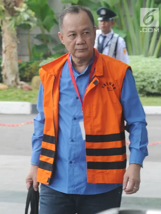 Ekspresi Mantan Kepala BPPN, Syafruddin Arsyad Temenggung saat tiba tiba di gedung KPK, Jakarta, Senin (19/3). Syafruddin diperiksa terkait dugaan korupsi penerbitan surat keterangan lunas (SKL) BLBI. (Merdeka.com/Dwi Narwoko)