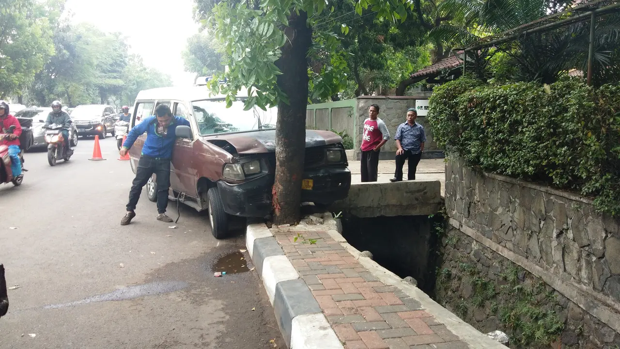Angkot 04 yang menabrak korban di Jalan Raya Pasar Minggu, depan kompleks TNI AL, Jumat (21/9/2018). (Liputan6.com/Ady Anugrahadi)