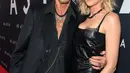 Vokalis band Aerosmith, Steven Tyler bersama pacarnya, Aimee Preston pada gala premiere film "Ad Astra" di The Cinerama Dome, Los Angeles, Rabu (18/9/2019). Steven Tyler tampak mesra dengan kekasih mudanya yang berusia 30 tahun tersebut. (Matt Winkelmeyer/GETTY IMAGES/AFP)